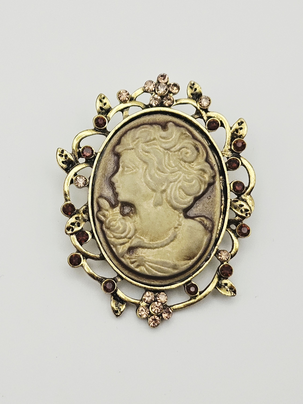 Vintage-Style Cameo Brooch in Antique Gold with Beige Cameo